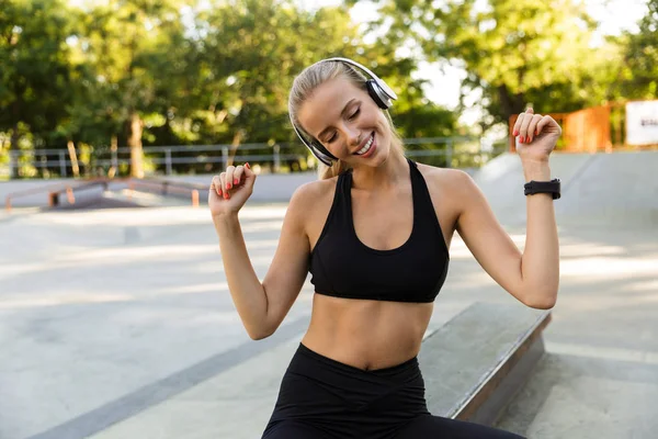 Beeld Van Gelukkige Jonge Fitness Vrouw Park Luisteren Muziek Met — Stockfoto