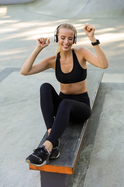 Beeld Van Gelukkige Jonge Fitness Vrouw Park Luisteren Muziek Met — Stockfoto