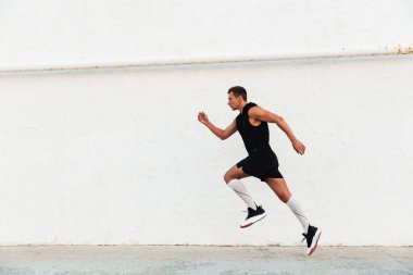 Açık havada çalışan yakışıklı güçlü genç sporcu görüntüsünü.