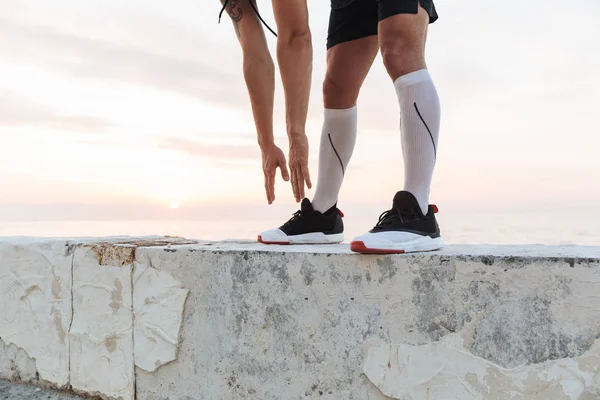 Foto Recortada Guapo Fuerte Joven Deportista Aire Libre Playa Hacer — Foto de Stock