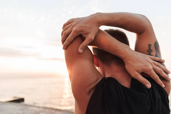 Wizerunek Przystojny Silne Młodego Sportowca Świeżym Powietrzu Plaży Zrób Ćwiczenia — Zdjęcie stockowe