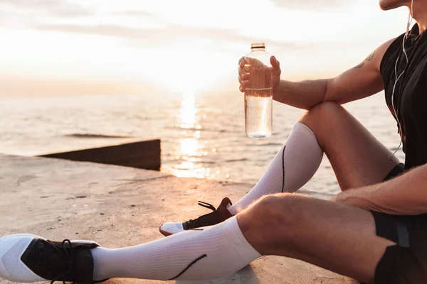 Imagen Recortada Joven Deportista Fuerte Guapo Aire Libre Playa Escuchando — Foto de Stock