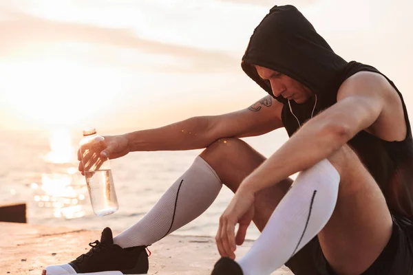 Foto Joven Deportista Fuerte Guapo Aire Libre Playa Escuchando Música — Foto de Stock