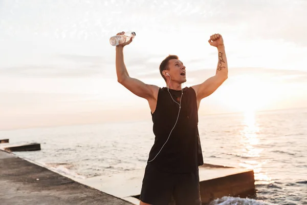 Imagen Joven Deportista Guapo Emocionado Fuerte Aire Libre Playa Escuchando — Foto de Stock