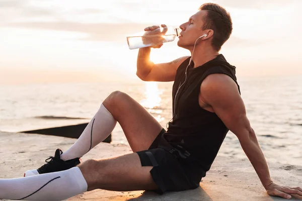 Obraz Przystojny Silne Młodego Sportowca Świeżym Powietrzu Plaży Słuchania Muzyki — Zdjęcie stockowe