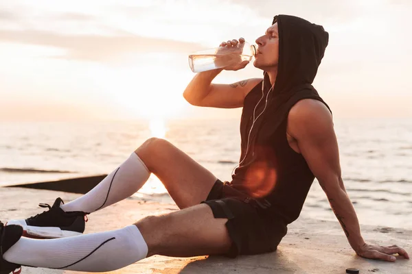 Imagem Belo Forte Jovem Desportista Livre Praia Ouvindo Música Com — Fotografia de Stock