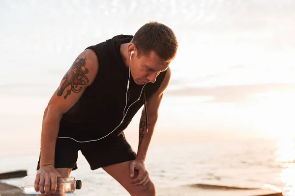 Imagen Joven Deportista Fuerte Aire Libre Playa Escuchando Música Con — Foto de Stock