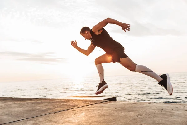 Imagen Joven Deportista Guapo Fuerte Corriendo Aire Libre Playa — Foto de Stock