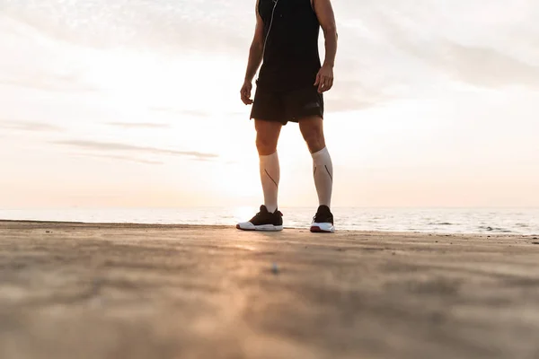 Vekslingsfoto Sterk Ung Idrettsmann Ute Stranden – stockfoto