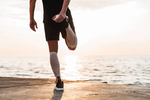 Foto Cortada Belo Jovem Desportista Forte Livre Praia Fazer Exercícios — Fotografia de Stock