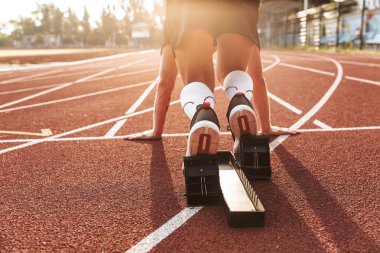 Açık havada çalışmaya hazır çalışan yakışıklı güçlü genç sporcu kırpılmış fotoğrafı.