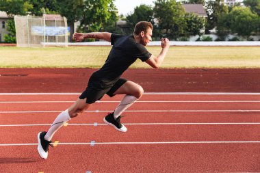 Açık havada çalışan yakışıklı güçlü genç sporcu görüntüsünü.