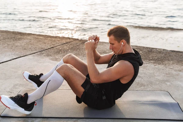 Foto Joven Deportista Fuerte Aire Libre Playa Hacer Ejercicios Deportivos — Foto de Stock