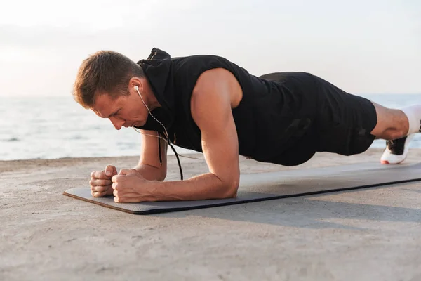 Photo Strong Young Sportsman Outdoors Beach Make Sport Exercises — Stock Photo, Image