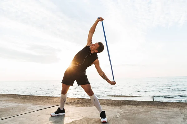 Foto Joven Deportista Fuerte Aire Libre Playa Hacer Ejercicios Deportivos — Foto de Stock