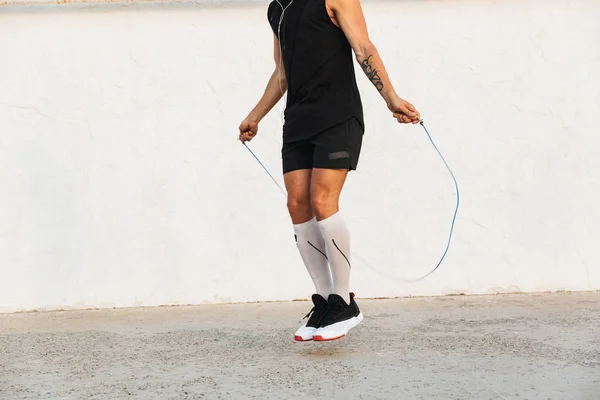 Imagem Cortada Forte Jovem Desportista Livre Praia Fazer Exercícios Esportivos — Fotografia de Stock