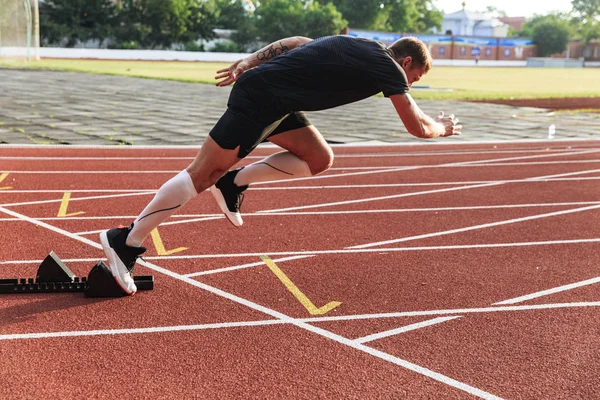 Imagen Joven Deportista Guapo Fuerte Corriendo Aire Libre Playa — Foto de Stock