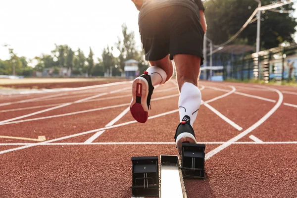 Foto Cortada Belo Jovem Desportista Forte Correndo Livre — Fotografia de Stock