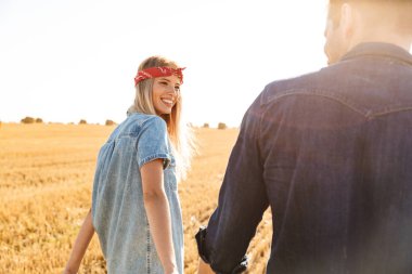 Görüntü şaşırtıcı genç Sevimli sevgi dolu çift üzerinde duran outoors yürüyüş alanı.