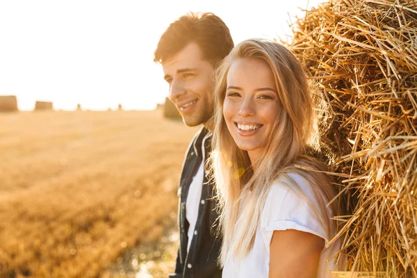 Bilden Lyckliga Par Man Och Kvinna Promenader Gyllene Fält Och — Stockfoto