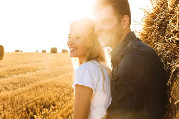 Immagine Adorabile Coppia Uomo Donna Che Camminano Sul Campo Oro — Foto Stock