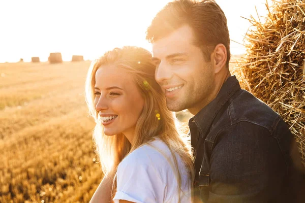 Imagem Incrível Feliz Jovem Casal Amoroso Campo Posando — Fotografia de Stock