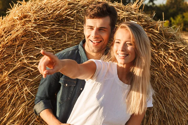 Immagine Coppia Gioiosa Uomo Donna Che Camminano Sul Campo Oro — Foto Stock