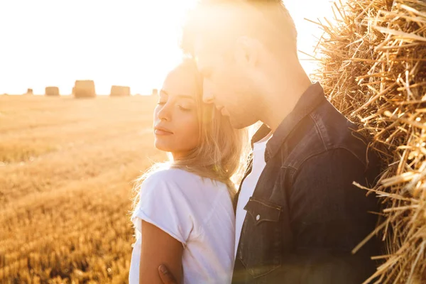 Bild Des Sonnenbeschienenen Paares Mann Und Frau Die Nach Der — Stockfoto