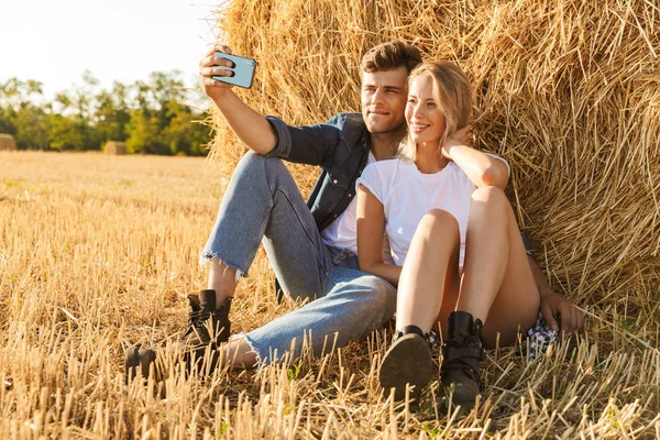 Foto Casal Alegre Homem Mulher Tomando Selfie Enquanto Sentado Sob — Fotografia de Stock