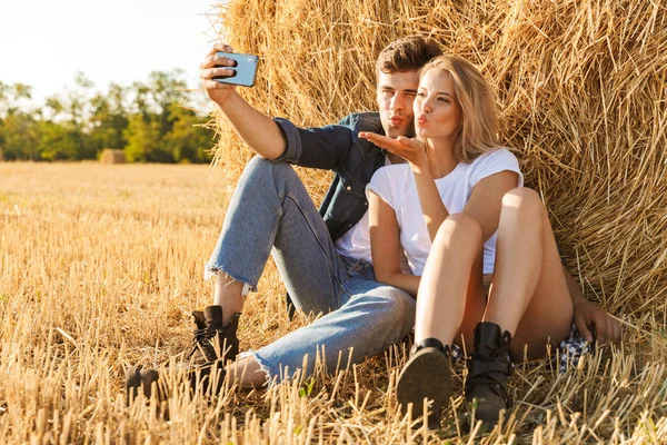 Photo Couple Attrayant Homme Femme Prenant Selfie Tout Étant Assis — Photo