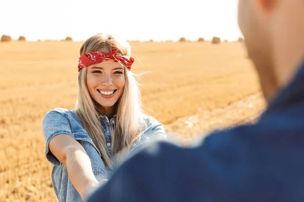 Bilden Fantastiska Unga Söt Älskande Par Stående Fältet Walking Outoors — Stockfoto