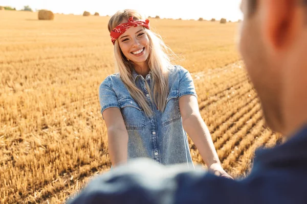 Foto Glada Unga Söt Älskande Par Stående Fältet Walking Outoors — Stockfoto