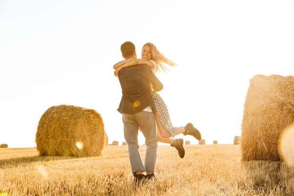 Photo Joyful Couple Man Woman Walking Golden Field Bunch Haystacks — Stock Photo, Image