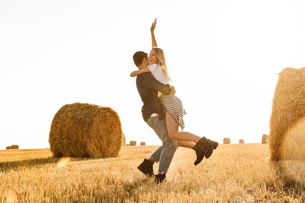 Photo Young Couple Man Woman Having Fun While Walking Golden — Stock Photo, Image