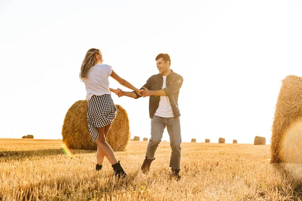 Foto Jovem Casal Homem Mulher Desfrutando Caminhar Através Campo Dourado — Fotografia de Stock