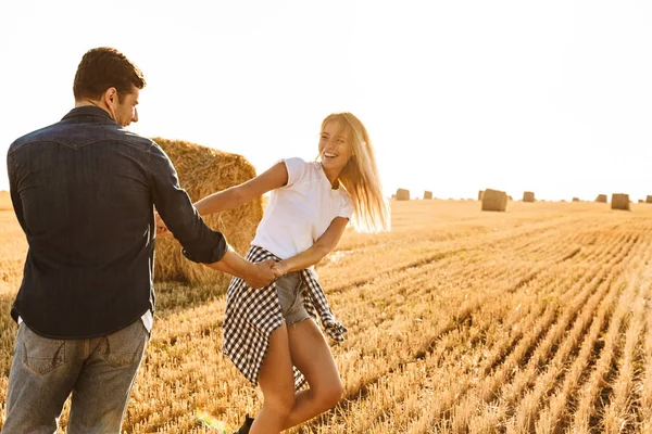 Foto Belo Casal Homem Mulher Divertindo Enquanto Caminhava Pelo Campo — Fotografia de Stock