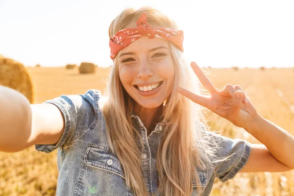 Piękny Uśmiechający Się Młoda Blondynka Pałąk Polu Pszenicy Biorąc Selfie — Zdjęcie stockowe