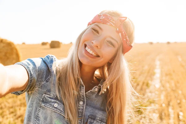 美丽的微笑年轻的金发女孩在头带在麦田 — 图库照片