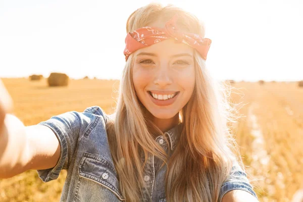 Sorridente Giovane Ragazza Bionda Fascia Campo Grano Prendendo Selfie — Foto Stock