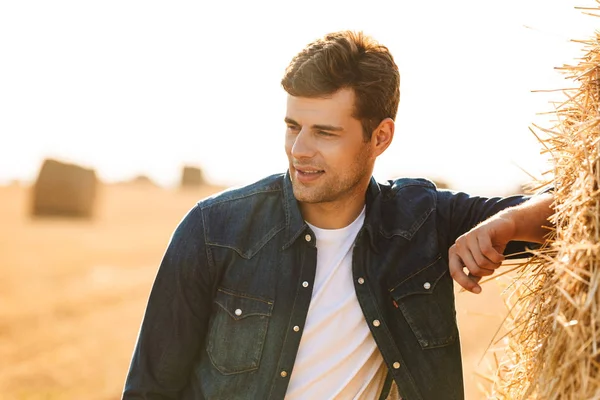 Imagen Del Hombre Guapo Años Caminando Por Campo Oro Pie — Foto de Stock