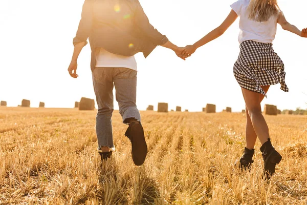 Foto Ritagliata Giovane Uomo Donna Che Corre Attraverso Campo Oro — Foto Stock