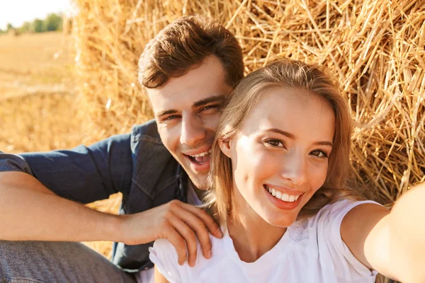 Foto Leende Par Man Och Kvinna Tar Selfie Sitter Stora — Stockfoto