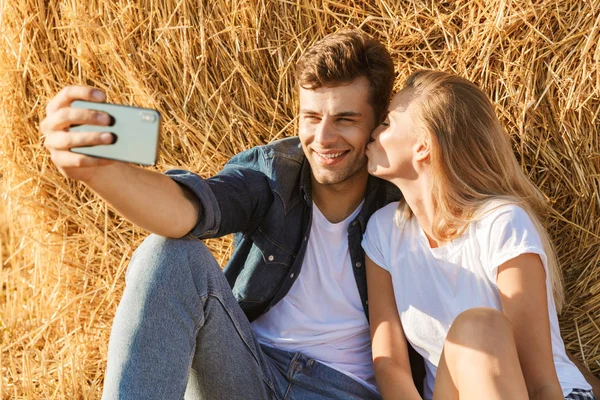 Photo Couple Caucasien Homme Femme Prenant Selfie Tout Étant Assis — Photo