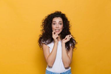 Sarı arka plan üzerinde izole görüntü inanılmaz heyecanlı Genç Sevimli kadın poz.