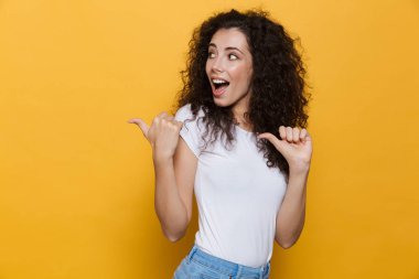 Fotoğraf güzel sarı arka plan işaret üzerinde sevimli kadın poz izole genç heyecanlı.