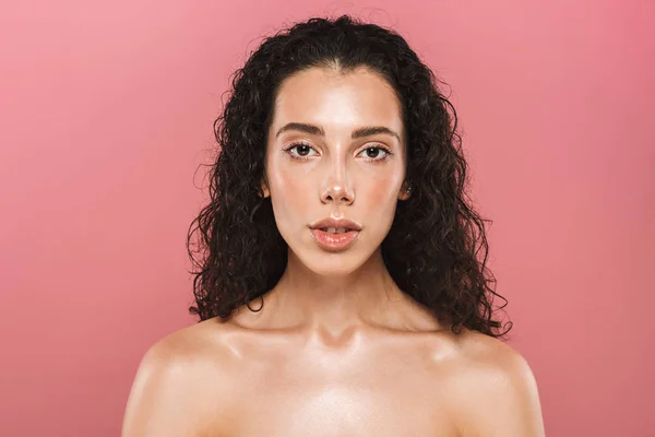 Portrét Krásné Mladé Ženy Zdravé Kůže Představuje Samostatný Růžové Pozadí — Stock fotografie