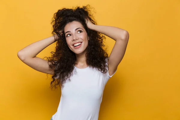 Imagen Una Joven Mujer Europea Años Con Pelo Rizado Sonriendo — Foto de Stock