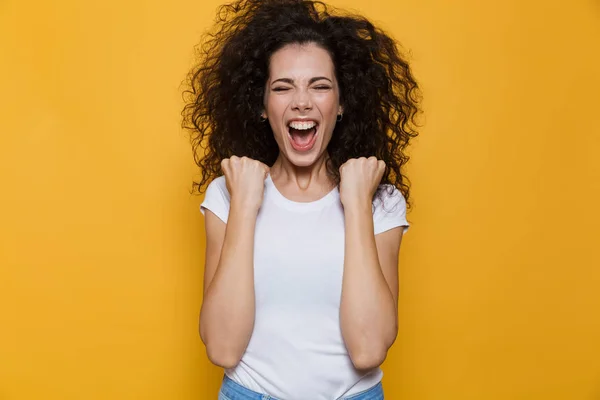 Imagem Mulher Emocional 20S Com Cabelo Encaracolado Gritando Apertando Punhos — Fotografia de Stock