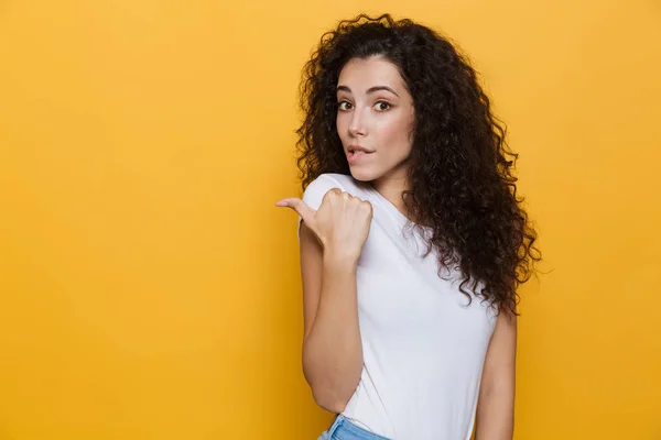 Imagem Mulher Jovem Anos Com Cabelo Encaracolado Apontando Dedo Para — Fotografia de Stock