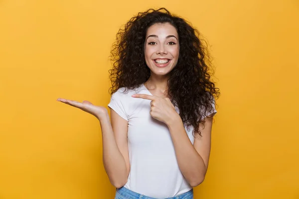 Portret Van Positieve Vrouw 20S Met Krullend Haar Bedrijf Copyspace — Stockfoto